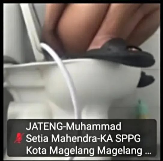 Rantoprstyo's tweet photo. Zoom Sambil Tidur ❌
Zoom Sambil Berak ✅ https://t.co/zlhu2XiV2Y