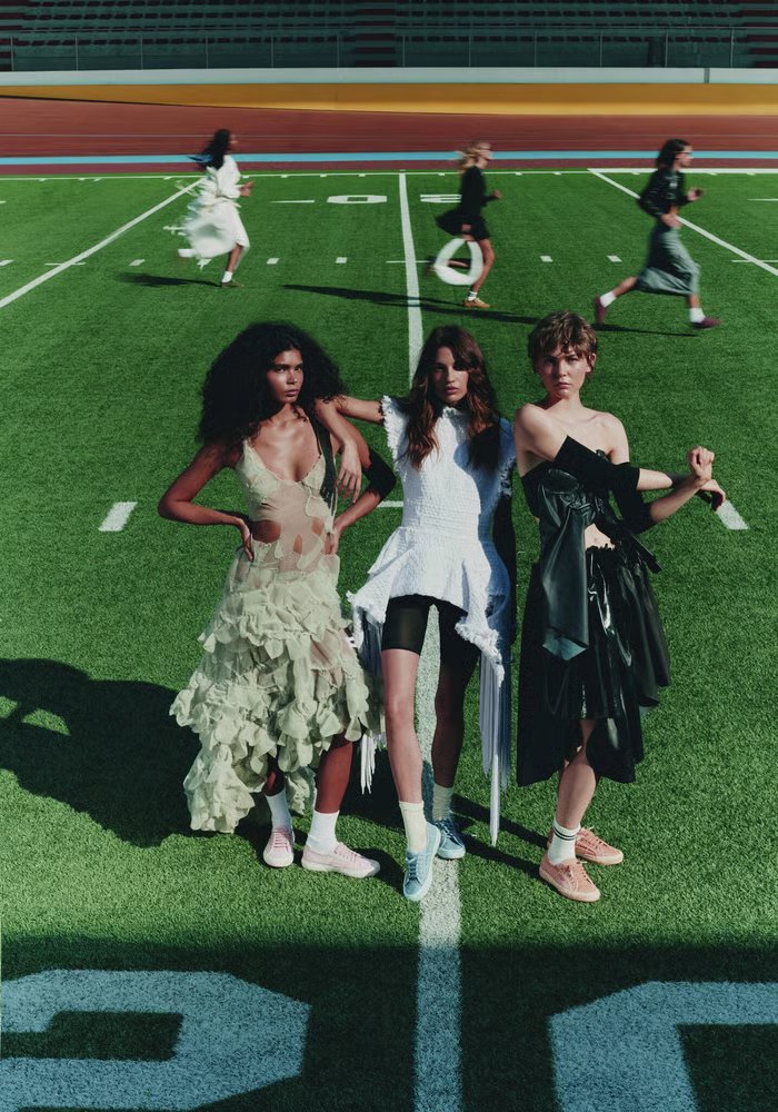 thedesignerhype's tweet photo. Italian fashion is rooted in lineage. But the new guard is reshaping what comes next.

This season, Milan’s calendar puts established houses like Gucci and Fendi alongside new names like Sézane and Venerdì Pomeriggio, while Moschino enters a new creative era.

Source: @FNW_FR https://t.co/qcX9S26Cl6