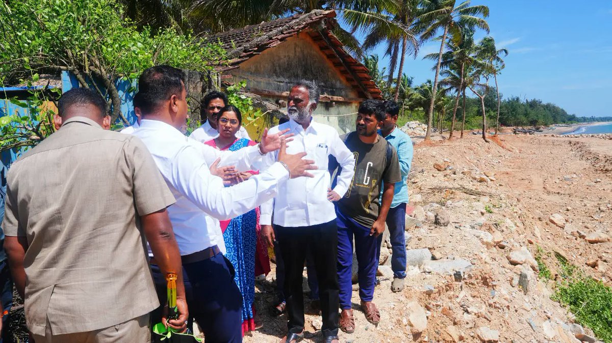 KSBasavanthappa's tweet photo. ಕಾರವಾರದ ಕರಾವಳಿ ಪ್ರದೇಶಕ್ಕೆ ಭೇಟಿ ನೀಡಿ ಕಡಲು ಕೊರೆತದಿಂದ ಉಂಟಾಗಿರುವ ಸಮಸ್ಯೆಗಳನ್ನು ಪರಿಶೀಲಿಸಿ, ಮೀನುಗಾರರು ಹಾಗೂ ಸ್ಥಳೀಯರ ಅಹವಾಲುಗಳನ್ನು ಆಲಿಸಿದೆ. ಕಡಲು ಕೊರೆತಕ್ಕೆ ಶಾಶ್ವತ ಪರಿಹಾರ ಕಲ್ಪಿಸುವ ಕುರಿತು ಅಧಿಕಾರಿಗಳೊಂದಿಗೆ ಚರ್ಚಿಸಿ, ಅಗತ್ಯ ಕ್ರಮ ಕೈಗೊಳ್ಳುವಂತೆ ಸೂಚಿಸಿದೆೆ.
#KSBasavanthappa #Karwar #CoastalErosion https://t.co/kjQdmx6NJ9