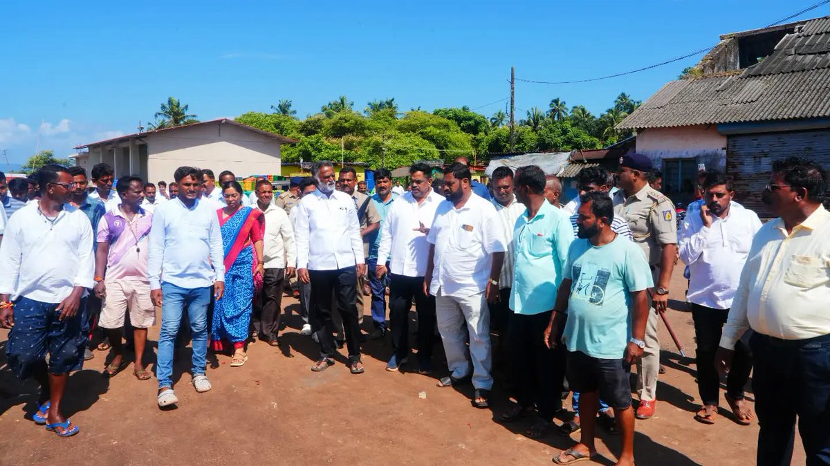 KSBasavanthappa's tweet photo. ಕಾರವಾರದ ಬೆಳಂಬಾರ ಮೀನುಗಾರಿಕೆ ಜಟ್ಟಿ ಪ್ರದೇಶಕ್ಕೆ ಭೇಟಿ ನೀಡಿ ಮೂಲಸೌಕರ್ಯ ಹಾಗೂ ಮೀನುಗಾರರ ಸಮಸ್ಯೆಗಳನ್ನು ಸ್ಥಳದಲ್ಲೇ ಪರಿಶೀಲಿಸಿದೆ. ಮೀನುಗಾರರ ಸುರಕ್ಷತೆ, ಸೌಲಭ್ಯಗಳು ಹಾಗೂ ಜೀವನೋಪಾಯ ಬಲಪಡಿಸಲು ಅಗತ್ಯ ಕ್ರಮ ಕೈಗೊಳ್ಳುವಂತೆ ಅಧಿಕಾರಿಗಳಿಗೆ ಸೂಚಿಸಿದೆ.
#KSBasavanthappa #Belambar #Karwar #Fisheries #FishermenWelfare https://t.co/fvTpbVuc9N