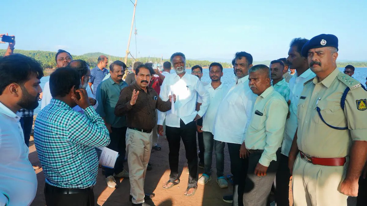 KSBasavanthappa's tweet photo. ಕಾರವಾರದ ಬೆಳಂಬಾರ ಮೀನುಗಾರಿಕೆ ಜಟ್ಟಿ ಪ್ರದೇಶಕ್ಕೆ ಭೇಟಿ ನೀಡಿ ಮೂಲಸೌಕರ್ಯ ಹಾಗೂ ಮೀನುಗಾರರ ಸಮಸ್ಯೆಗಳನ್ನು ಸ್ಥಳದಲ್ಲೇ ಪರಿಶೀಲಿಸಿದೆ. ಮೀನುಗಾರರ ಸುರಕ್ಷತೆ, ಸೌಲಭ್ಯಗಳು ಹಾಗೂ ಜೀವನೋಪಾಯ ಬಲಪಡಿಸಲು ಅಗತ್ಯ ಕ್ರಮ ಕೈಗೊಳ್ಳುವಂತೆ ಅಧಿಕಾರಿಗಳಿಗೆ ಸೂಚಿಸಿದೆ.
#KSBasavanthappa #Belambar #Karwar #Fisheries #FishermenWelfare https://t.co/fvTpbVuc9N