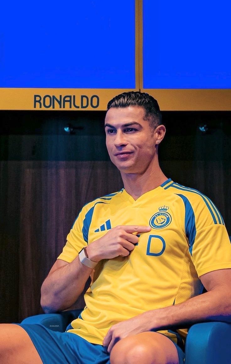ahmad_aldahshi's tweet photo. 🚨 اصحوا من غفلتكم… فبعض النعم لا تُدرك قيمتها إلا بعد فواتها. 💛💙

وجود رونالدو في النصر ليس مجرد حضور لاعب، بل حضور قامة كروية استثنائية، واسمٍ عالمي ثقيل، وقيمةٍ تتجاوز حدود الملعب ونتائج المباريات.

ومن يعرف أقدار النجوم، ويميز بين الحضور العابر والحضور الذي يصنع الفارق، يدرك أن وجود رونالدو في صفوف النصر مكسبٌ استثنائي، وأن هذه القيمة لا تختزلها مباراة، ولا تنتقص منها نتيجة، ولا تنال منها أصوات التشكيك.

قسمًا بمن أحل القسم، بعض ممن يهاجمه اليوم يتمنى في قرارة نفسه أن يراه بقميص فريقه، لكن التعصب يحجب البصيرة عن صاحبه، فيبدأ بالجدال في قيمة نجمٍ، وهو يعرف في أعماقه أنه مكسبٌ لأي فريق ينتمي إليه.

رونالدو… تاريخه أبلغ من كل جدال، وإنجازاته أصدق من كل رأي، ومكانته لا تستمد وزنها من خصومة عابرة ولا من مديح عابر.

هناك أسماءٌ تصنعها الأضواء، وأسماءٌ تصنع الأضواء حولها… ورونالدو من الأسماء التي فرضت مكانتها قبل أن تطلب من أحدٍ الاعتراف بها. 💛💙