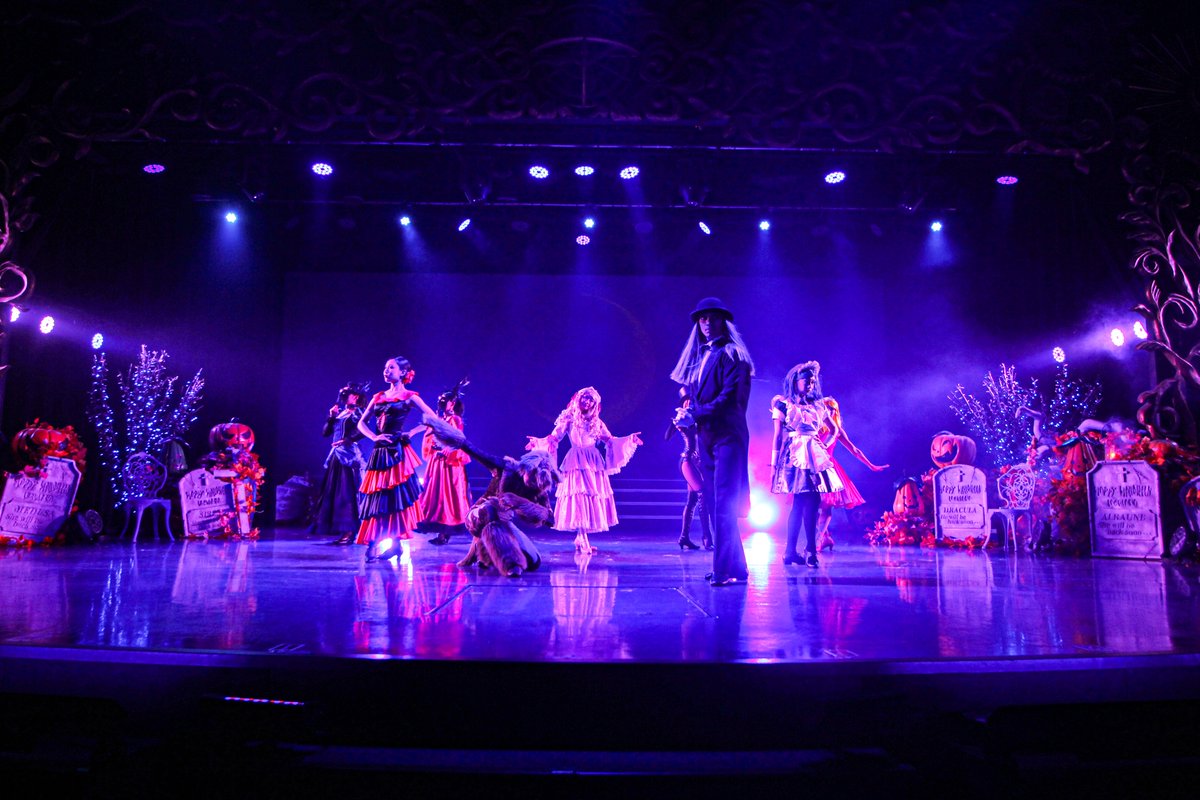 lagunatenbosch's tweet photo. ＼ラグーナハッピーハロウィーン！／
「ラグナシア」で期間限定の
2種類のハロウィーンショー開催中🧡

🎃ディアーモンスターズ
🎃ガトーズハッピーハロウィーンパーティ

10月分の有料観覧席は
明日10:00より販売開始です👻✨

https://t.co/dLq36WTLWn

#ラグーナテンボス #ラグナシア https://t.co/74bitIMFun