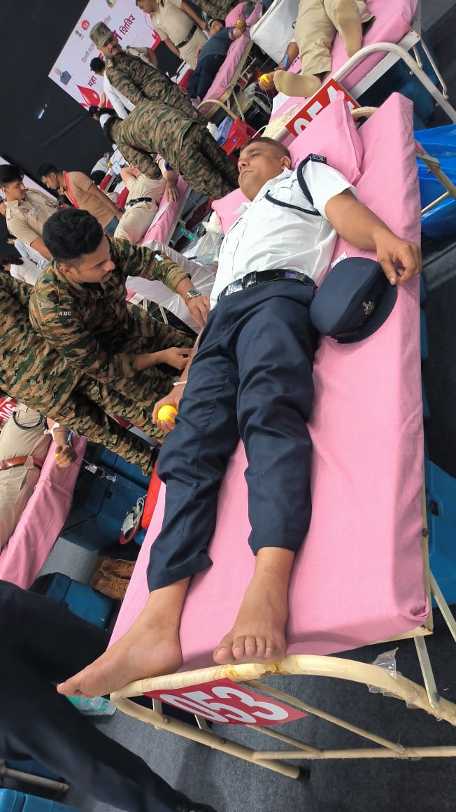 DelFireService's tweet photo. Delhi Fire Service - Serving Beyond the Call of Duty

On the occasion of Seva Pakhwada, Delhi Fire Service participated in the Blood Donation Campaign held at Tyagraj Stadium.

More than 100 DFS personnel and officials, including FSMA trainees, voluntarily donated blood in a noble endeavour towards saving lives and serving society.

“WE SERVE TO SAVE” 🚒🇮🇳
#DelhiFireService #SevaPakhwada #BloodDonation #WeServeToSave
@PMOIndia @AmitShah @LtGovDelhi  @gupta_rekha @ashishsood_bjp @ChiefSecyDelhi