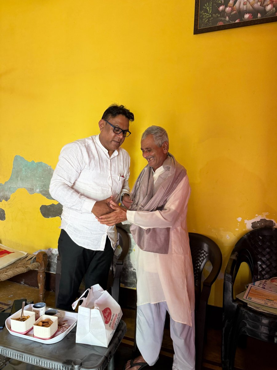 grabsudheer's tweet photo. वयोवृद्ध किसान नेता व वरिष्ठ समाजवादी नेता श्री नरेंद्र त्यागी बिहूनी जी के आवास पर मुलाकात की। पोते का जन्मदिन था आशीर्वाद दिया मुलाकात की। आप जैसे वरिष्ठ जन ही हमारी समाजवादी पार्टी गढ़मुक्तेश्वर की धरोहर है। सम्मान करेंगे परिवर्तन सुनिश्चित करेंगे। समाजवादी सरकार लाएंगे । माननीय श्री अखिलेश यादव जी को 2027 में मुख्यमंत्री बनाएंगे।

@mediacellsp @samajwadiparty @yadavakhilesh @dimpleyadav @palshyamLalsp @proframgopalya1 @MPDharmendraYdv @shivpalsinghyad  @aashishsy @IqraMunawwar_ @Kamalakhtar25 

#samajwadipartyofficial #AkhileshYadav #PDA #garhmukteshwar