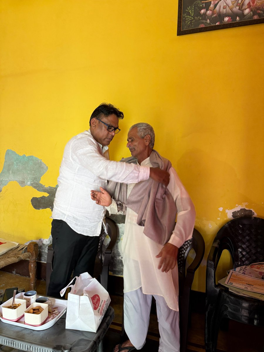 grabsudheer's tweet photo. वयोवृद्ध किसान नेता व वरिष्ठ समाजवादी नेता श्री नरेंद्र त्यागी बिहूनी जी के आवास पर मुलाकात की। पोते का जन्मदिन था आशीर्वाद दिया मुलाकात की। आप जैसे वरिष्ठ जन ही हमारी समाजवादी पार्टी गढ़मुक्तेश्वर की धरोहर है। सम्मान करेंगे परिवर्तन सुनिश्चित करेंगे। समाजवादी सरकार लाएंगे । माननीय श्री अखिलेश यादव जी को 2027 में मुख्यमंत्री बनाएंगे।

@mediacellsp @samajwadiparty @yadavakhilesh @dimpleyadav @palshyamLalsp @proframgopalya1 @MPDharmendraYdv @shivpalsinghyad  @aashishsy @IqraMunawwar_ @Kamalakhtar25 

#samajwadipartyofficial #AkhileshYadav #PDA #garhmukteshwar