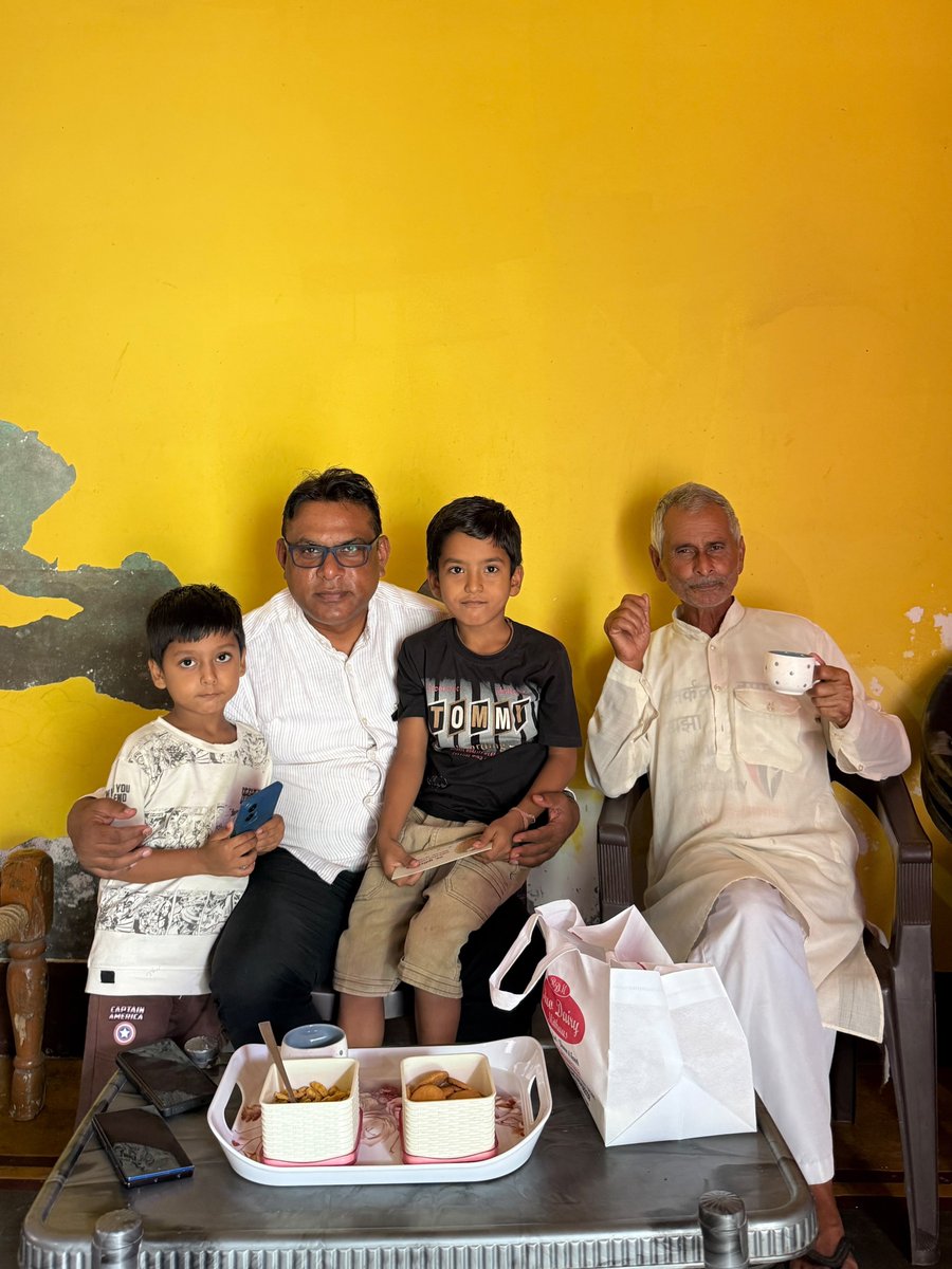 grabsudheer's tweet photo. वयोवृद्ध किसान नेता व वरिष्ठ समाजवादी नेता श्री नरेंद्र त्यागी बिहूनी जी के आवास पर मुलाकात की। पोते का जन्मदिन था आशीर्वाद दिया मुलाकात की। आप जैसे वरिष्ठ जन ही हमारी समाजवादी पार्टी गढ़मुक्तेश्वर की धरोहर है। सम्मान करेंगे परिवर्तन सुनिश्चित करेंगे। समाजवादी सरकार लाएंगे । माननीय श्री अखिलेश यादव जी को 2027 में मुख्यमंत्री बनाएंगे।

@mediacellsp @samajwadiparty @yadavakhilesh @dimpleyadav @palshyamLalsp @proframgopalya1 @MPDharmendraYdv @shivpalsinghyad  @aashishsy @IqraMunawwar_ @Kamalakhtar25 

#samajwadipartyofficial #AkhileshYadav #PDA #garhmukteshwar