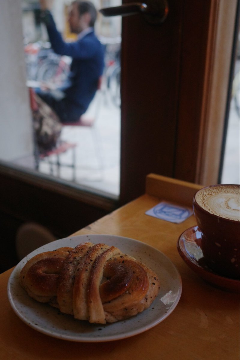 honami105's tweet photo. ストックホルム初日。
今のところ、コペンハーゲンの方がスーパーもカフェも店員さんがにこにこしてた。
とは言えこれが海外の普通なんだろうな。
にしてもここのフラットホワイトとても美味しい。 https://t.co/JvbODkvk3d