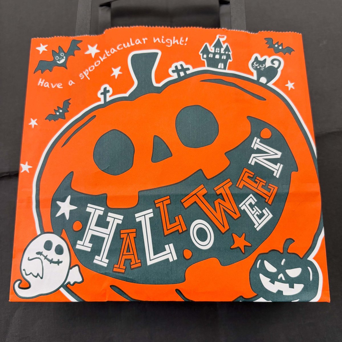 asami_info's tweet photo. ハロウィン柄の小さくて可愛い手提げ紙袋、あります。
お菓子の詰め合わせに如何でしょう。
#ハロウィン
#包装資材
#高崎問屋町 https://t.co/RkFUqloxjR https://t.co/F3r118ApPP