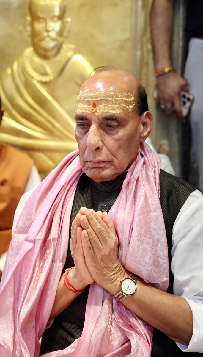 rajnathsingh's tweet photo. काशी की पवित्र भूमि पर स्थित श्री काशी विश्वनाथ मंदिर में पूजन-अर्चन का सौभाग्य प्राप्त हुआ। महादेव से हमारे यशस्वी प्रधानमंत्री श्री @narendramodi के उत्तम स्वास्थ्य एवं दीर्घायु होने की कामना की। उनके नेतृत्व में विकसित भारत के संकल्प को और अधिक मज़बूती मिले, यही ईश्वर से प्रार्थना है।