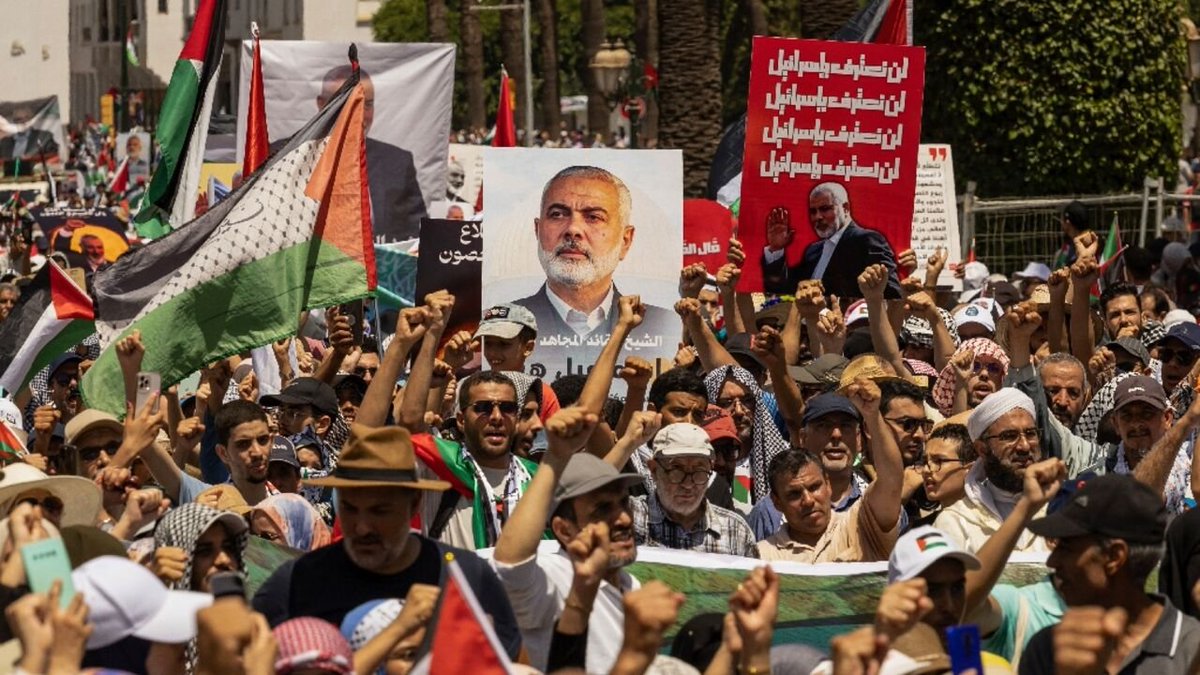 MenchOsint's tweet photo. Speaking with locals and looking at the comments, it is clear that the vast majority of Moroccans are completely against the normalization of ties with Israel.

Yet, because people are so attached to the King & his family, and because speaking out carries serious risks, you rarely see anyone openly calling for real political change.