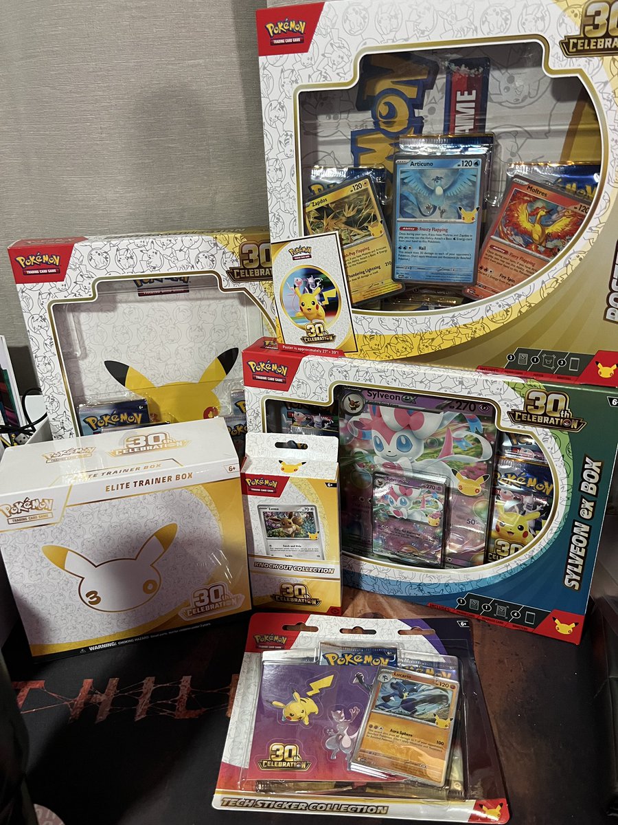 Streamer live opening Pokemon 30th Celebration packs