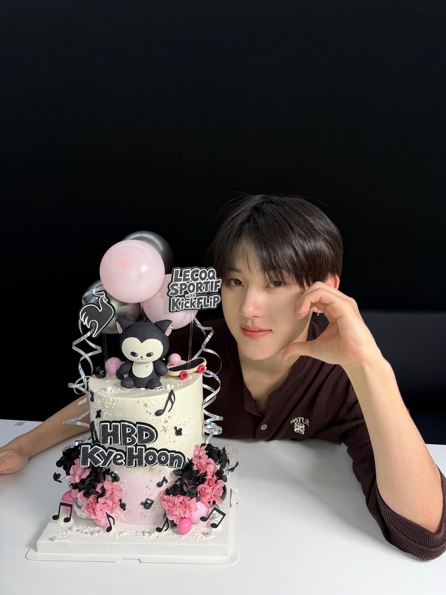 KYEHOONslast's tweet photo. @JOOYEONslast Sibuk ngabisin kueee https://t.co/RMwbiOxz28