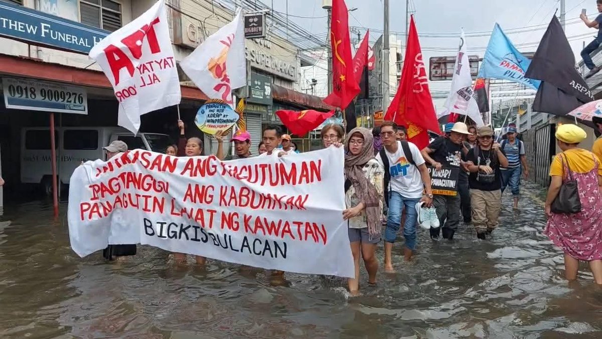 altermidya's tweet photo. BREAKING: Danilo Ramos, hinahanap ng nagpakilalang AFP sa Malolos

Anim na naka-sibilyang sundalo ang naghanap kay Kilusang Magbubukid ng Pilipinas (KMP) national chairperson Danilo Ramos sa Malolos, Bulacan noong Setyembre 12, ayon sa grupong Tanggol Magsasaka.

Una umanong nagpakilalang mga magsasaka ang mga lalaki na gustong makipag-usap kay Ramos. Kalaunan, sinabi nila sa isang lokal na opisyal na bahagi sila ng militar at mula sa “General Headquarters.” Isa sa kanila ang nagpakilalang “Master Sergeant Banjo.”

Dagdag ng grupo, tatlo sa anim ang bumalik noong Setyembre 14 at muling nagtanong sa mga lokal na opisyal tungkol sa mga organisasyon ng mga magsasaka sa lugar.

Ayon sa Tanggol Magsasaka, naganap ang insidente ilang linggo matapos ang anti-corruption protest sa Malolos noong Agosto 31, kung saan kabilang si Ramos sa mga nanguna. Iniulat din ang pagmamanman sa mga bahay ng kanyang mga kamag-anak.

Kabilang si Ramos sa mga pangunahing convenor ng Kilos Bulacan, isang alyansang kontra-korapsyon sa lalawigan.

Larawan mula sa UMANI Productions