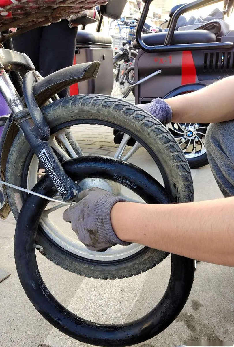 Lius_mil's tweet photo. A stranger helped me fix my flat bike tire in the rain just now—no extra words, no request for pay. Restores my faith in small, kind moments. ， https://t.co/apafyMeFKF