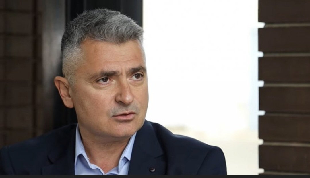Atila2307Atila's tweet photo. Милогорац јаше студентску листу‼️
Ко је Илија Срдановић ❓❓❓

Још занимљивије од свега јесу политички ставови Илије Срдановића према Црној Гори.
На последњем попису изјаснио се као Црногорац, па би неки рекли, „милогорац“. 😏
Подршка отцепљењу Црне Горе, подршка Милу Ђукановићу, а затим и улазак Црне Горе у НАТО.