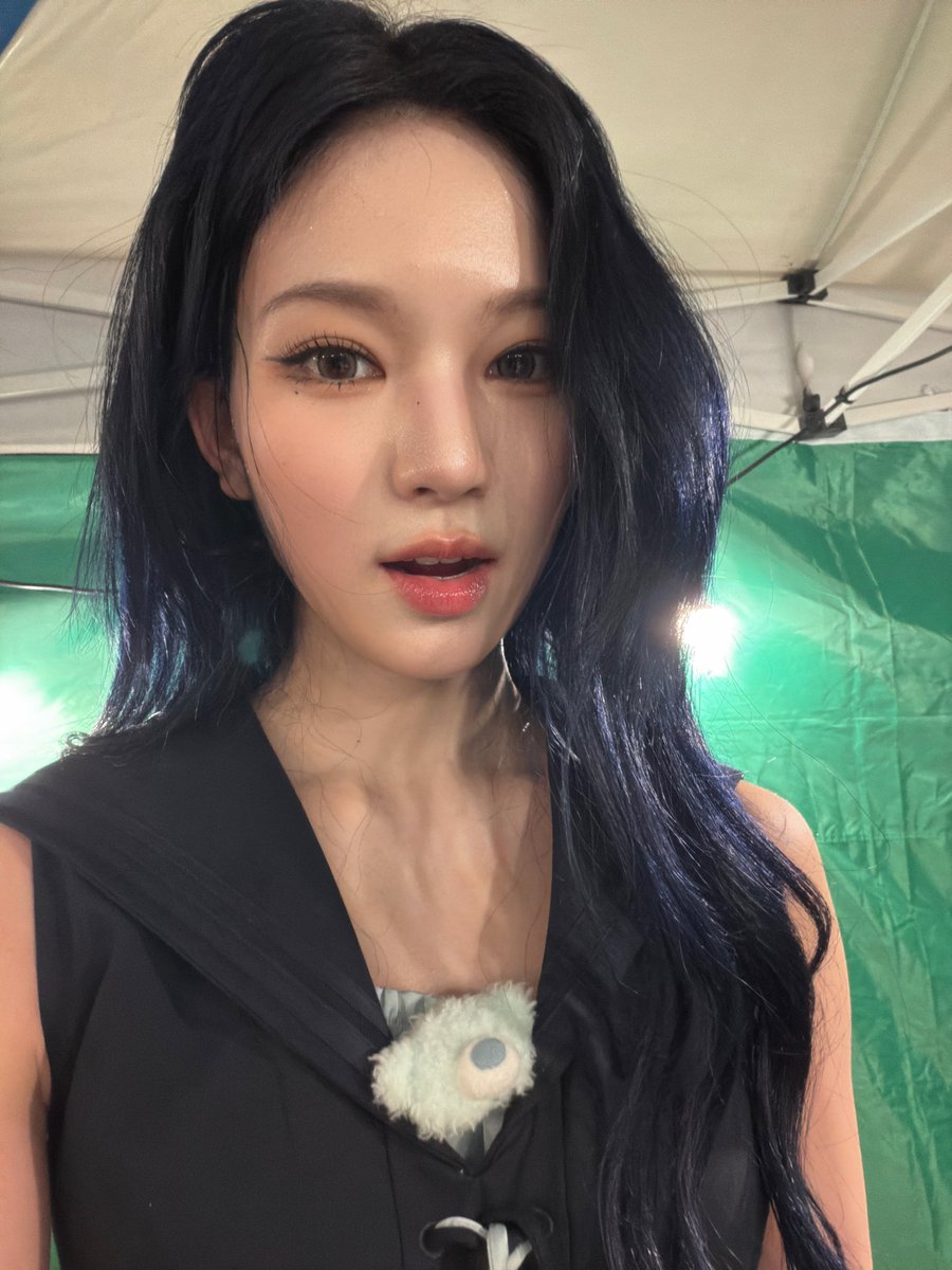 isaleeg's tweet photo. Sookmyung Women’s University, I missed you.. &amp;__&amp; ♥ And this time, I got to show you my long blue hair too. Does it feel a little like my debut era again? tho, the moment I stepped onto the stage, everything just turned into pure fun. https://t.co/TC9cvwuy8Y