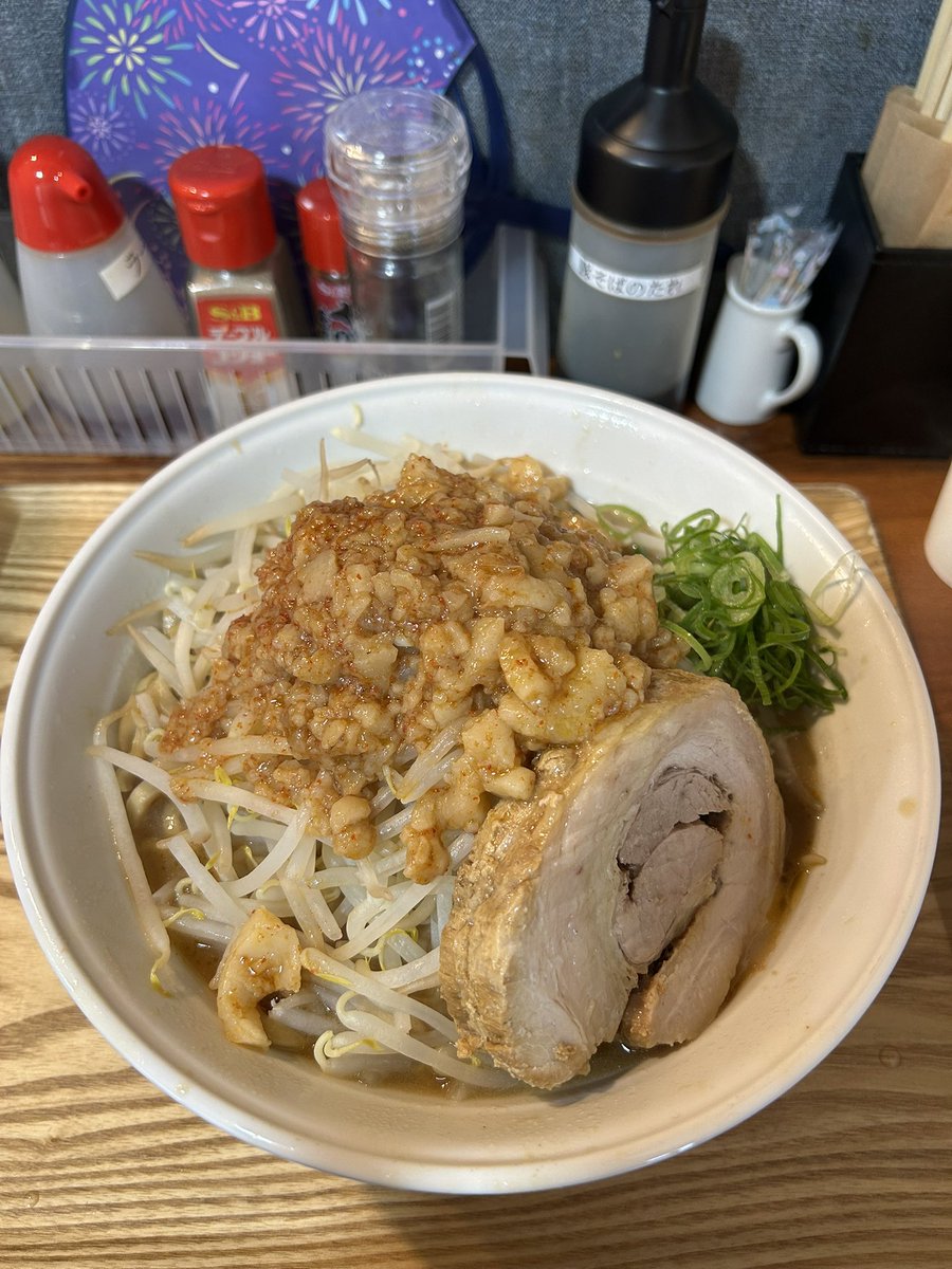 o_keiy's tweet photo. ら���麺 IZANOW🍜 
📍静岡県菊川市本所
▷辛ぶた

大300g、ニンニクなし
ツルツル太麺に
アブラに辛さで旨し( * ॑꒳ ॑*)
ご飯（無料）にチャーシューのせて
セルフなチャー丼😋

馳走様でした。

@IZANOW2 https://t.co/9DrGOBtW0F