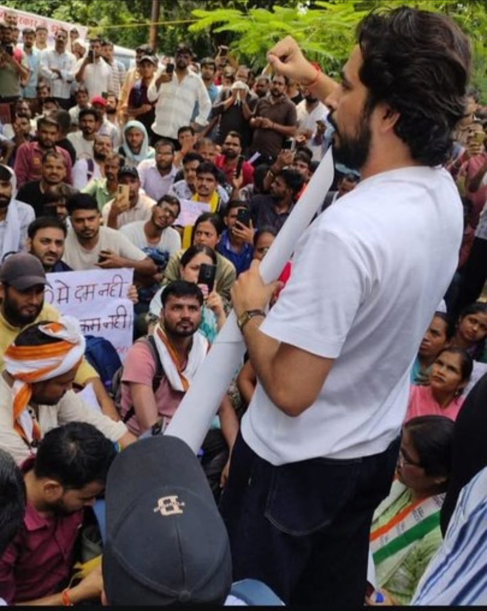 3700069k's tweet photo. बड़ी खबर💥
लखनऊ एन सी आर टी के सामने छात्रों की उफनती लहरों के बीच,
पतवार बन खड़े हुए @RohitVaidwan25 (रोहित सर) 
हम छात्रों के जीवन की अमिट र���खा में एक आपका योगदान भी अमिट रहेगा सर
बाकी के जो डर गए उन्हें अध्यापक कैसे कहा जाए?

खबर पहुंचाइए साथियों ❤️ https://t.co/RlW6MNL28J