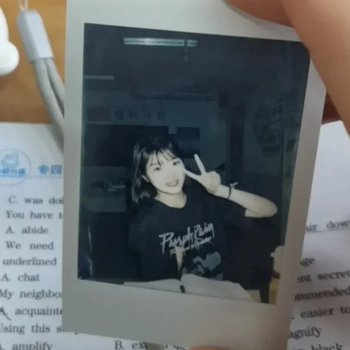 Sweet11_0930's tweet photo. 翻到高中时期的拍立得和现在照片做对比 那个时候还是个青涩懵懂需要跟着老师思路走的小屁孩 转眼8年过去 自己也站在了用自己的思路带着学生走的老师位置上 感觉时间过的时快时慢 #00后老师 #体制内 #语文老师 https://t.co/epLMtIsJqE