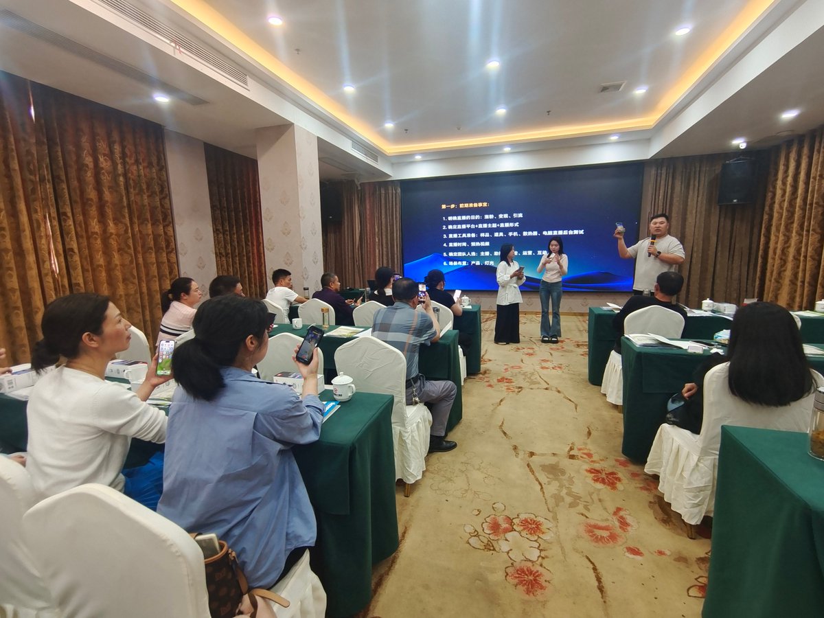 sweej184548's tweet photo. Had a great time hosting a workshop on remote team collaboration best practices yesterday! Got amazing feedback from participants and learned new tips from fellow trainers too. https://t.co/YNqvS39Jul