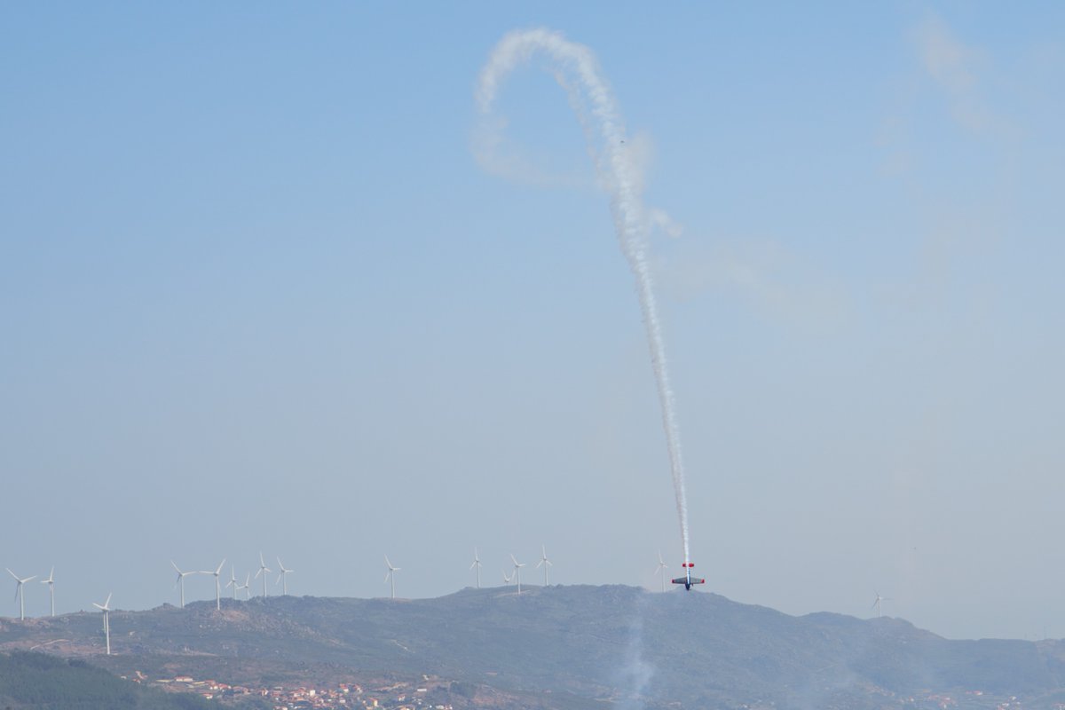 PatsyStuczmpd's tweet photo. Sunday air show at the Caramulo Motor Festival https://t.co/coKRM0nJ6b