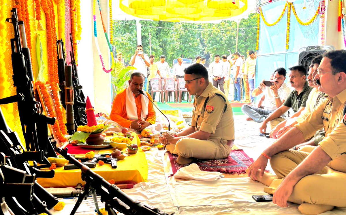 IPSVineet's tweet photo. भगवान विश्वकर्मा जयंती के अवसर पर रिजर्व पुलिस लाइन, सुलतानपुर स्थित शस्त्रागार एवं परिवहन शाखा में विधि-विधानपूर्वक भगवान विश्वकर्मा जी की पूजा-अर्चना की गई 🙏🏻🙏🏻 https://t.co/tPEiBVq8D5