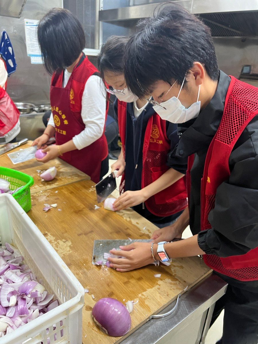 happe695003's tweet photo. Just wrapped 3 days of volunteering at the city's community food drive, packing meals for 200+ local families. Worth every tired foot!  #VolunteerWork https://t.co/r0pINYVjlU