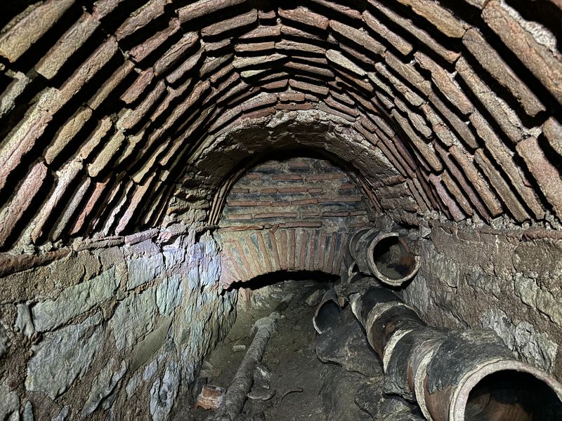 Haberturk's tweet photo. Kültür ve Turizm Bakanı Mehmet Nuri Ersoy, Ayasofya'nın altında geniş yer altı galerileri, geçitler ve tüneller bulunduğunu belirterek, yaklaşık 9 kilometreye kadar uzanan bölümlerden söz edildiğini açıkladı

Ersoy, güvenli bölümlerin restorasyon çalışmalarının ardından ziyarete açılabileceğini belirtirken, 2027'de Kültür Yolu Festivali'nin 32 şehre ulaşacağını, deprem bölgesindeki kültürel miras için yaklaşık 34 milyar liralık yatırım programı yürütüldüğünü ve arkeolojik kazılarda "hızlı değil, yoğun" çalışma modelinin sürdürüldüğünü söyledi

Bilge Akan'ın haberi https://t.co/RtgIEorPhl
