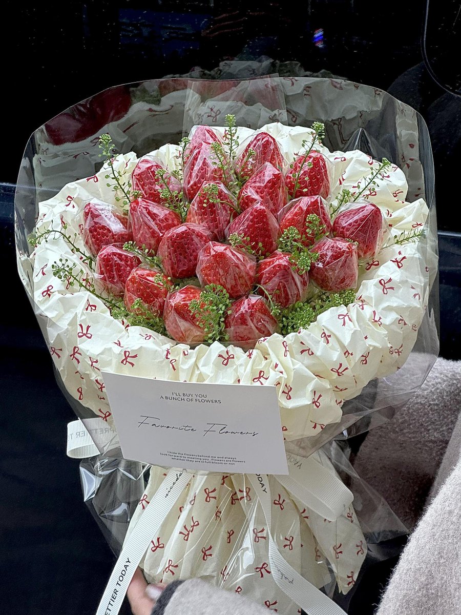 celestwealth's tweet photo. not to give anyone ideas but… aku bakal seneng banget dikasih bouquet buah begini 😭 https://t.co/2OwU9n4AqM