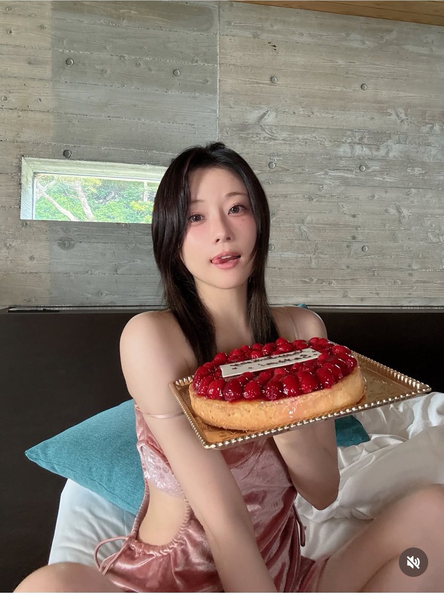 honglan_cosme's tweet photo. 年々若返る　重盛さと美(38)の爆美女法

・週7でアスタキサンチン（鮭）摂取
・五苓散でむくみぶっ飛ばす
・運動は嫌い。マシンピラティスを週1回
・行きつけの整体で助骨を狭めてくびれ爆誕
・撮影前以外で無理なダイエットはしない
・日焼け止めはNG、サンバイザーで物理的に遮断
・ママバターを1日4回塗ってぷるぷるモテ唇に
・10年以上グルテンフリーで主食はほぼ米
・「やる時はやる。オンオフ大事。」