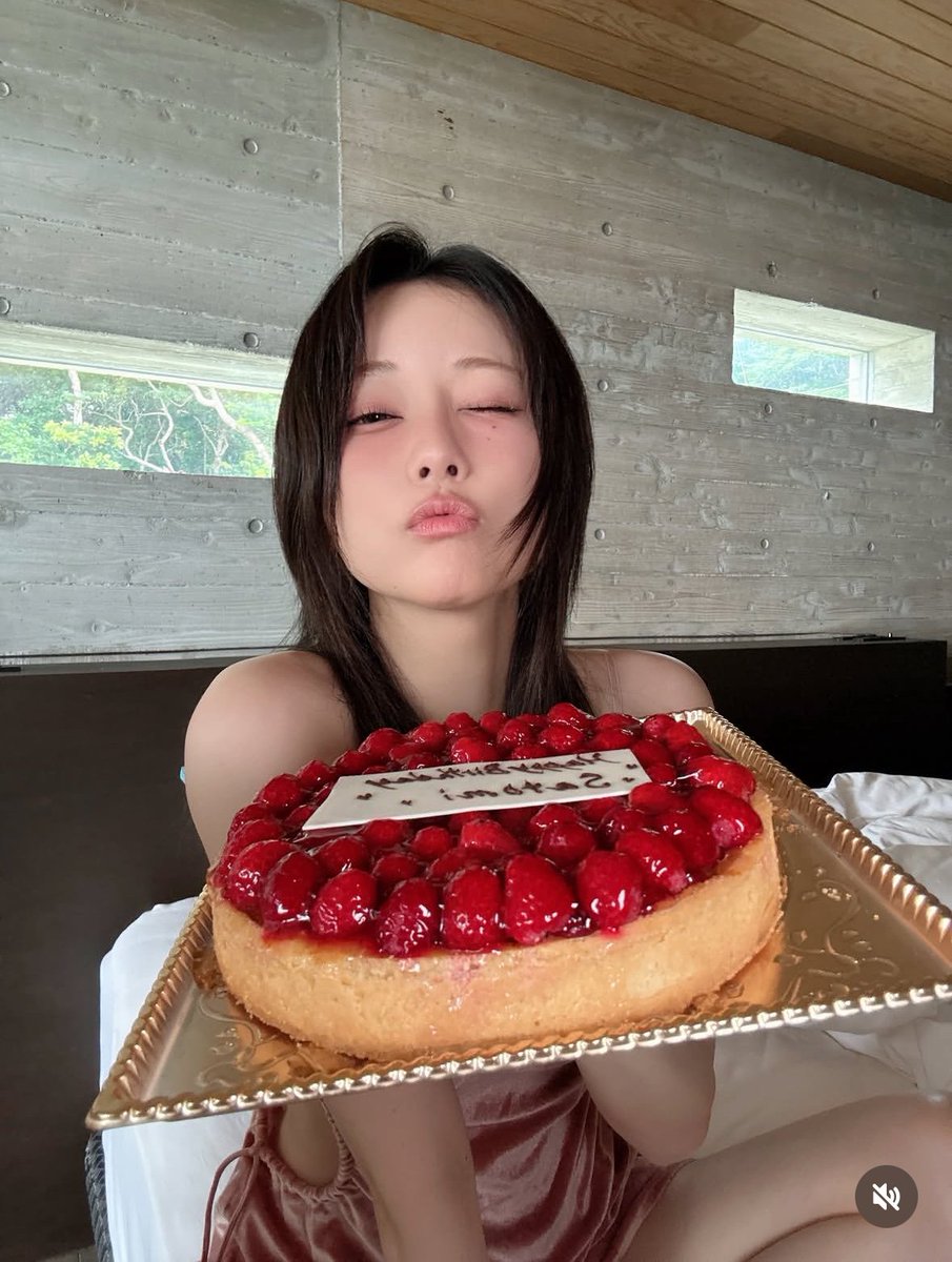 honglan_cosme's tweet photo. 年々若返る　重盛さと美(38)の爆美女法

・週7でアスタキサンチン（鮭）摂取
・五苓散でむくみぶっ飛ばす
・運動は嫌い。マシンピラティスを週1回
・行きつけの整体で助骨を狭めてくびれ爆誕
・撮影前以外で無理なダイエットはしない
・日焼け止めはNG、サンバイザーで物理的に遮断
・ママバターを1日4回塗ってぷるぷるモテ唇に
・10年以上グルテンフリーで主食はほぼ米
・「やる時はやる。オンオフ大事。」
