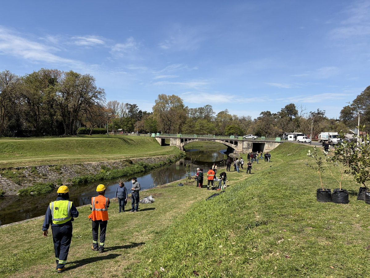 Leoherou's tweet photo. Miguelete en Acción 🌱💧
Presentamos una estrategia integral para recuperar el arroyo y su cuenca: limpieza y saneamiento, control de vertidos, monitoreo, renaturalización y participación. 
Acciones concretas y coordinadas para transformar el Miguelete y su entorno. https://t.co/8wvfiskiTl