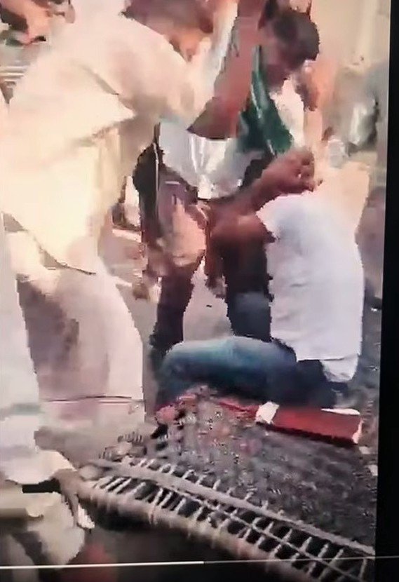 Pushpan69121207's tweet photo. @ivishalkaushik सामान्य वर्गों के बच्चों को तो आत्महत्या भी नहीं करनी पड़ता क्योंकि नीला कबूतर हत्या कर रहे हे।जाती पुछकर पिटाई करना फिर अंबेडकर के मूर्ति के वहां थूक कर चटवाने, नाक रगड़ना यही सब हो रहा है। https://t.co/D9M7mFpdwl