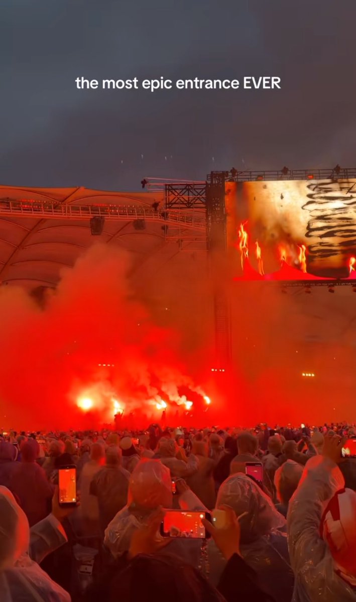 jinisied's tweet photo. por favor NO hagan esto en campo, hay varias canciones donde sale fuego del centro del escenario o usan bengalas, no causemos una tragedia. https://t.co/7NbyYRuR0c