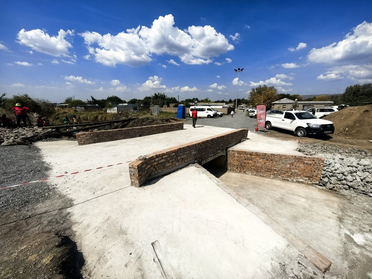 Mahlogonolo115's tweet photo. When you vote you must vote wisely
Malema View Bridge VS  Tikilane Bridge https://t.co/wx2ZsIVJbz