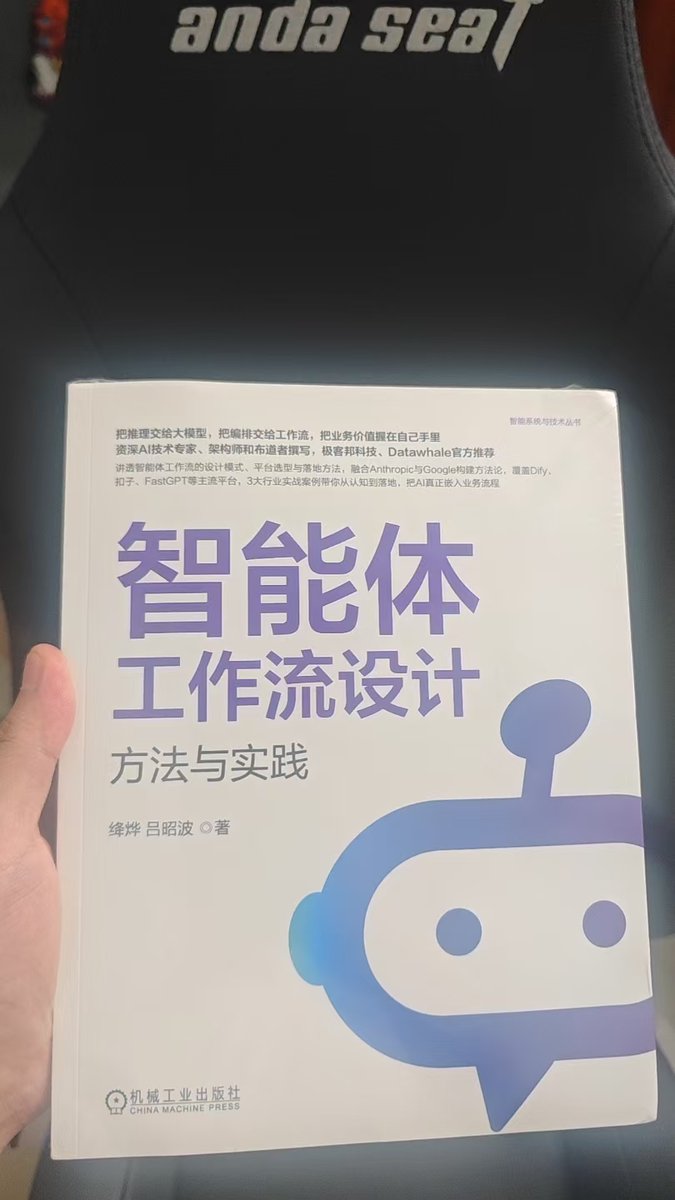 _HIT_SZ_'s tweet photo. 感谢 jiangye 老师 @AiJiangye 跟 吕老师 赠书！

AIGC新知是���内头部AI科技自媒体

关注生成式AI、大模型、智能体与前沿应用，持续报道技术进展、产品创新和行业变化

吕老师在Vibe Coding、Spec Coding、Glue Coding、Spec驱动的TDD、Harness Engienerring等方面都有非常深的见解，也是datawhale专家

也欢迎推特老师们来我们社区交流学习🥰🥰
@teach_fireworks