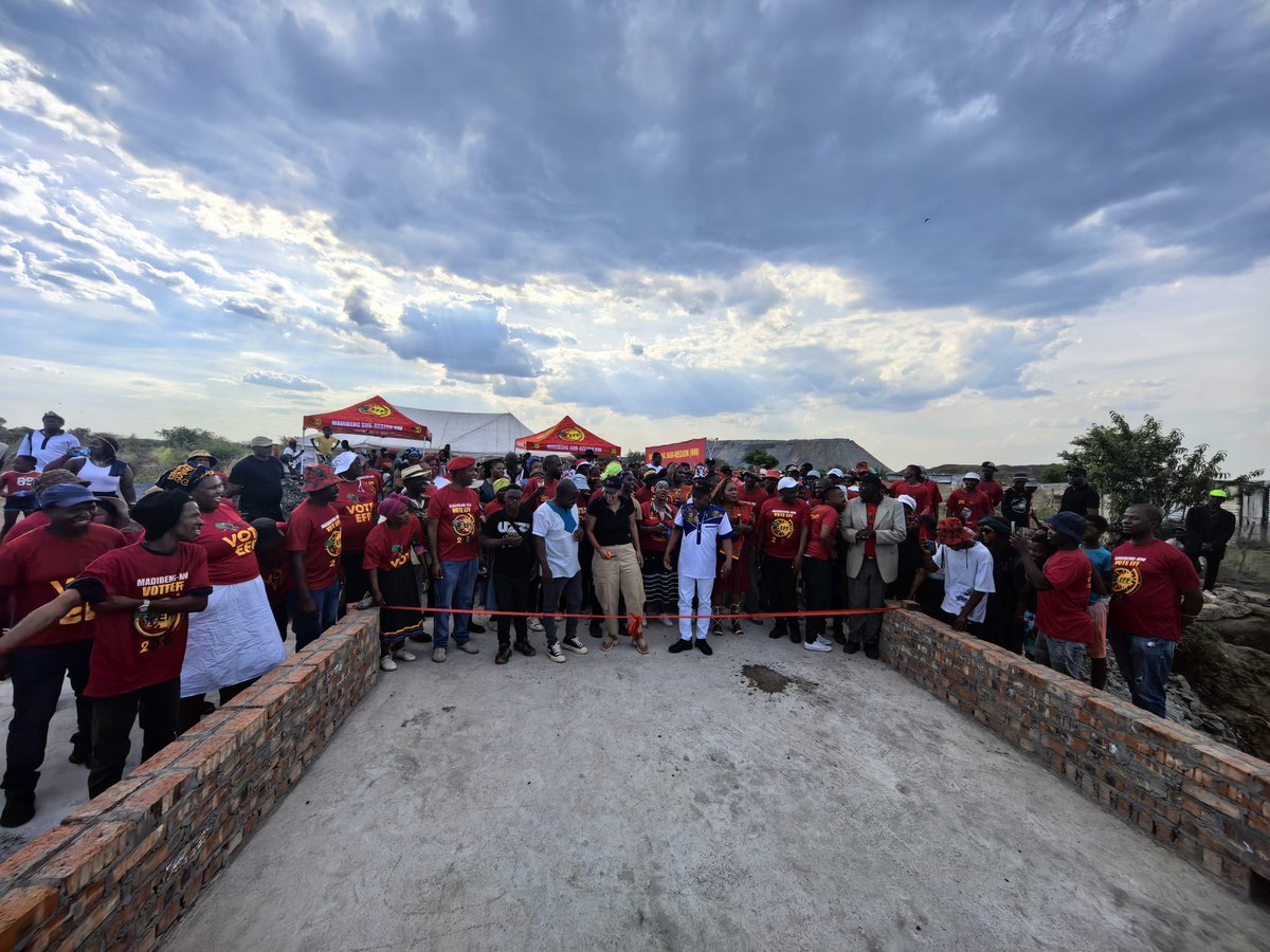 Mahlogonolo115's tweet photo. When you vote you must vote wisely
Malema View Bridge VS  Tikilane Bridge https://t.co/wx2ZsIVJbz