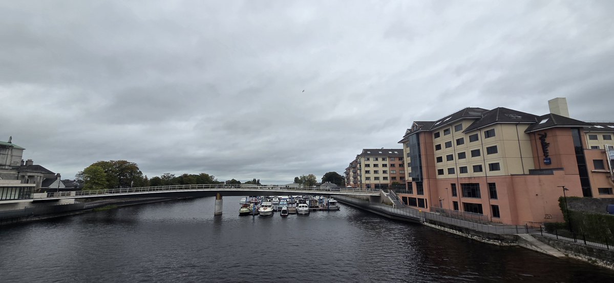 fitzyok's tweet photo. Ag fágaint slán le Átha Luain ar mhaidin dorcha scamallach(leaving Athlone on a dark cloudy morning). Cupán caife agus croissant don mbóthar(cuppa ☕️🥐 for the road). Coinnle lasta daoibh go léir(🕯 lit for all). @thepainterflynn💔🙏
#365daysofGaeilge
#365daysofwalking https://t.co/y3gkwRjHos