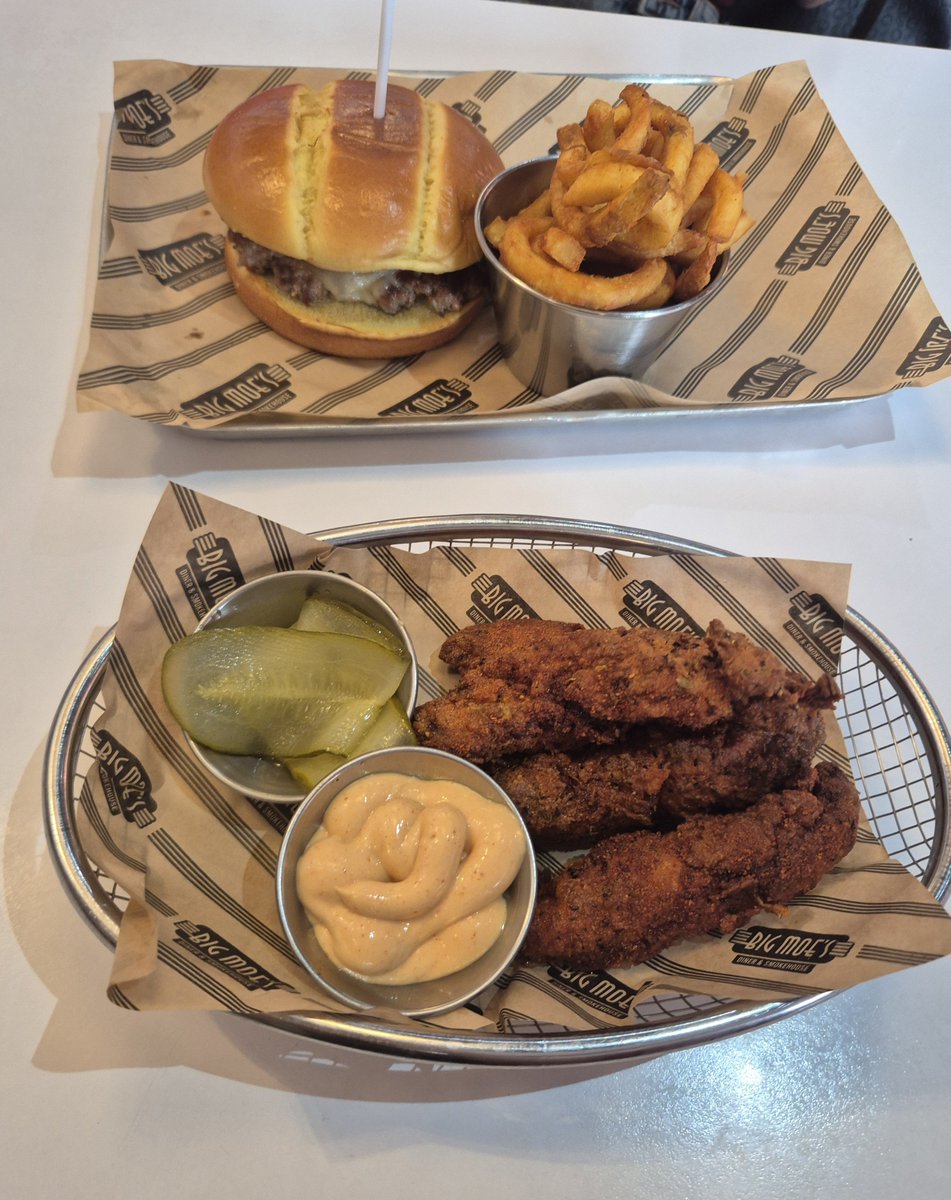 Sprinkles_eds's tweet photo. today was my friends birthday so we went out to eat (I ate 3 pieces of the chicken and had half of the big cookie) https://t.co/MRBctwGaHA