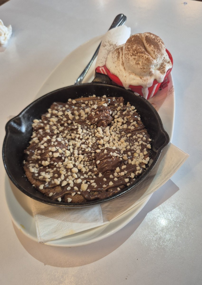 Sprinkles_eds's tweet photo. today was my friends birthday so we went out to eat (I ate 3 pieces of the chicken and had half of the big cookie) https://t.co/MRBctwGaHA