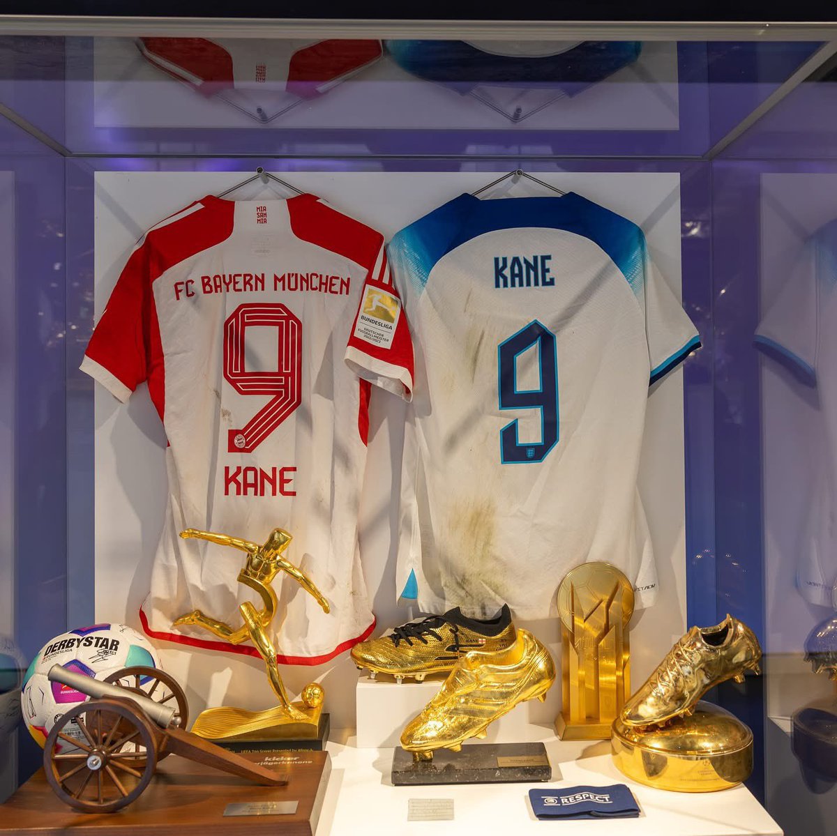 HK9_515's tweet photo. -أفضل هداف في الدوري
-أفضل هداف في أوروبا
-أفضل هداف في يورو
-أفضل هداف في دوري أبطال أوروبا

حقق المركز العاشر بترتيب البالندور وقته😂! 

والآن يطلعون لنا شراذم يتكلمون على استحقاقيه مبابي للبالندور https://t.co/hgFOVRfBWR