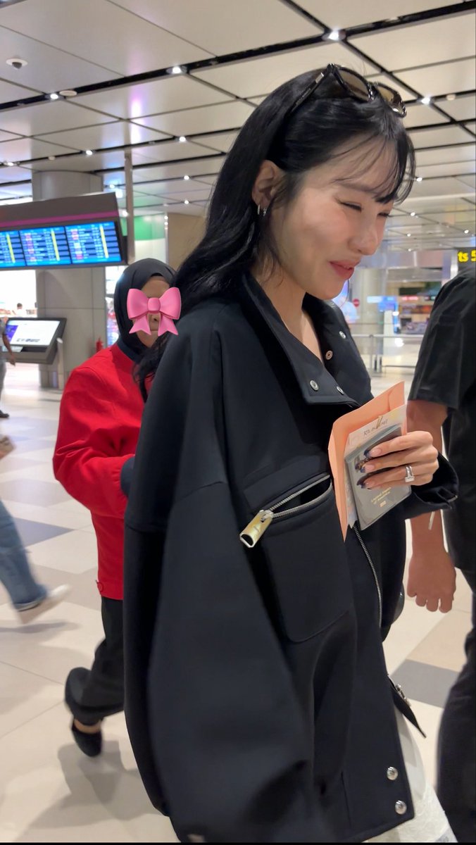 taengerbell's tweet photo. only tiffany can look this good after 6 hours of flight 🎀

#EdgeofCalminSingapore #TiffanyYoung #티파니 https://t.co/7lPzltkiVh