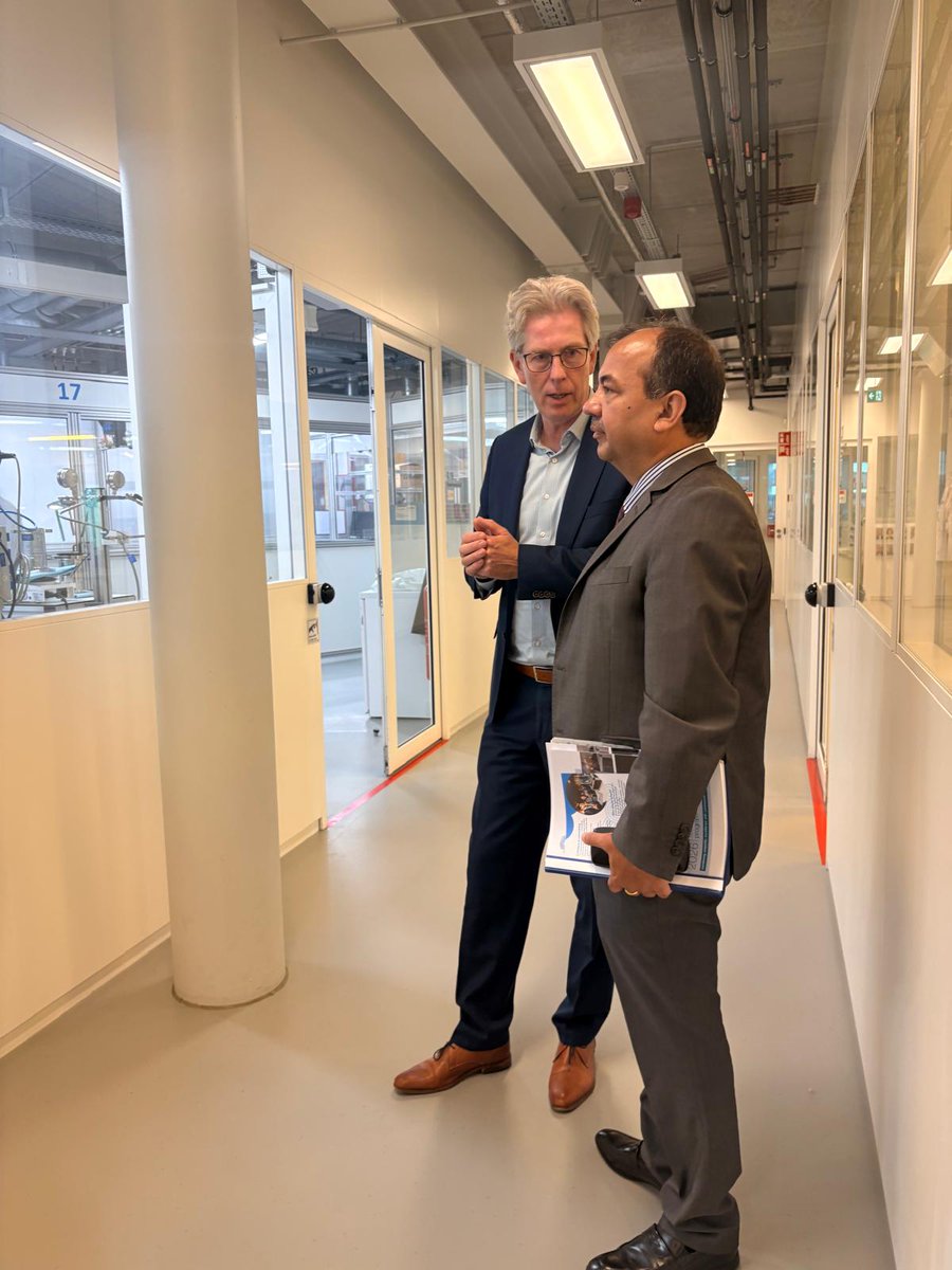 IndinNederlands's tweet photo. Ambassador Kumar Tuhin @ktuhinv met Mr. Johannes Boonstra, Member of the Executive Board of Wetsus and discussed opportunities for strengthening 🇮🇳–🇳🇱 cooperation in water technology, research and innovation.

Mr. Boonstra also gave the Ambassador a tour of the laboratories at the Wetsus campus and highlighted the cutting-edge research being undertaken there. He noted the strong association of Indian researchers with Wetsus, with many Indian researchers currently working at or having previously conducted research at the institute.

The interaction explored possibilities for deeper institutional and research linkages between Wetsus and Indian partners in the water sector. 🇮🇳🤝🇳🇱 @MEAIndia @IndianDiplomacy @wetsus