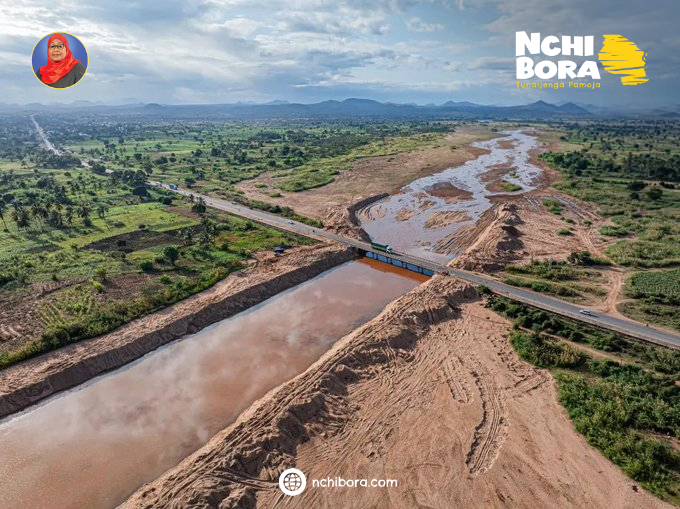 MelaninAliyah1's tweet photo. TANROADS imefanya tathmini ya km 2,071 za barabara na madaraja 1,032 nchini, hatua iliyosaidia kubaini maeneo 49 yanayohitaji ufuatiliaji maalum ili kukabiliana na athari za mvua za El Nino kwenye miundombinu. https://t.co/bPfuYGKCUv