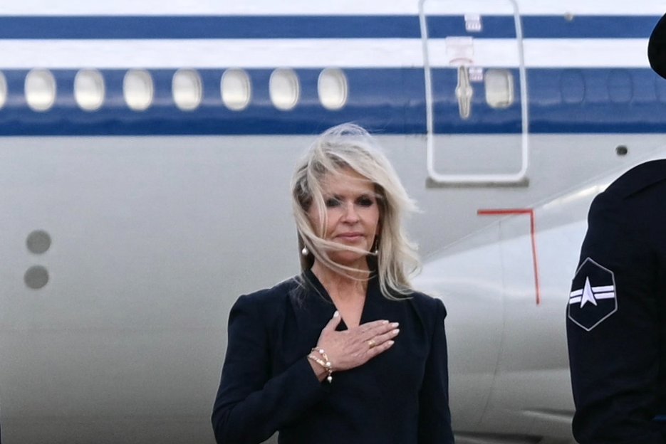 atrupar's tweet photo. So this story is WAY wilder than I thought  

The Trump post I flagged this morning because it includes Natalie Harp is actually based on the Getty photo you can see below. But there is one key difference -- MONICA CROWLEY'S FACE HAS BEEN EDITED TO LOOK LIKE NATALIE HARP'S

WTF is going on here?