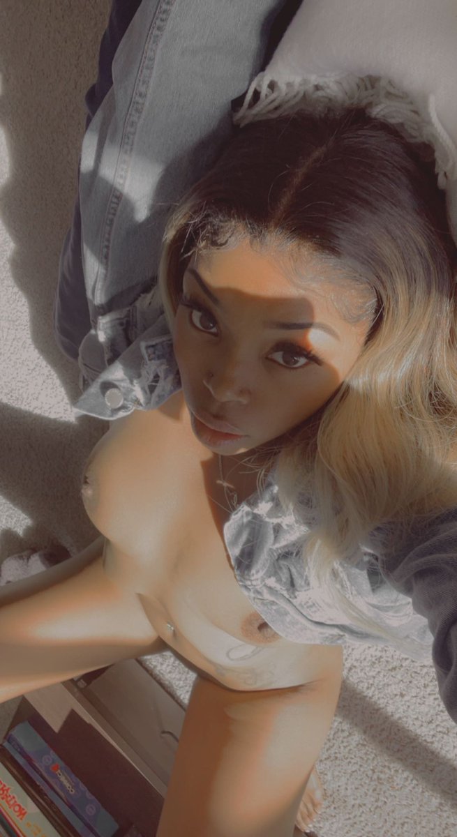 rainadeluxe's tweet photo. Lick Me

https://t.co/WoCN4zQcJi https://t.co/DZUfMwHsco