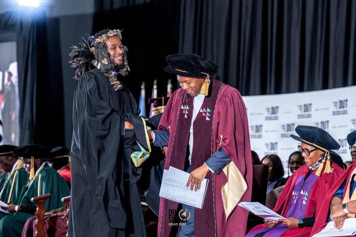 DUT_Tweets's tweet photo. 𝗖𝗘𝗟𝗘𝗕𝗥𝗔𝗧𝗜𝗡𝗚 #𝗛𝗘𝗥𝗜𝗧𝗔𝗚𝗘𝗗𝗔𝗬 🎓💙🇿🇦

Nkululeko Mbatha proudly brought his isiZulu heritage to his graduation day, wearing traditional Zulu headwear as he celebrated this special milestone.

A celebration of culture, identity and achievement.

Halala, Nkululeko! 🎓🙌🏾

📸 Photographer: S’bonelo Dlamini

#HeritageDay #DUTGrad2026 #TheJourneyContinues #CreativeDistinctiveImpactful