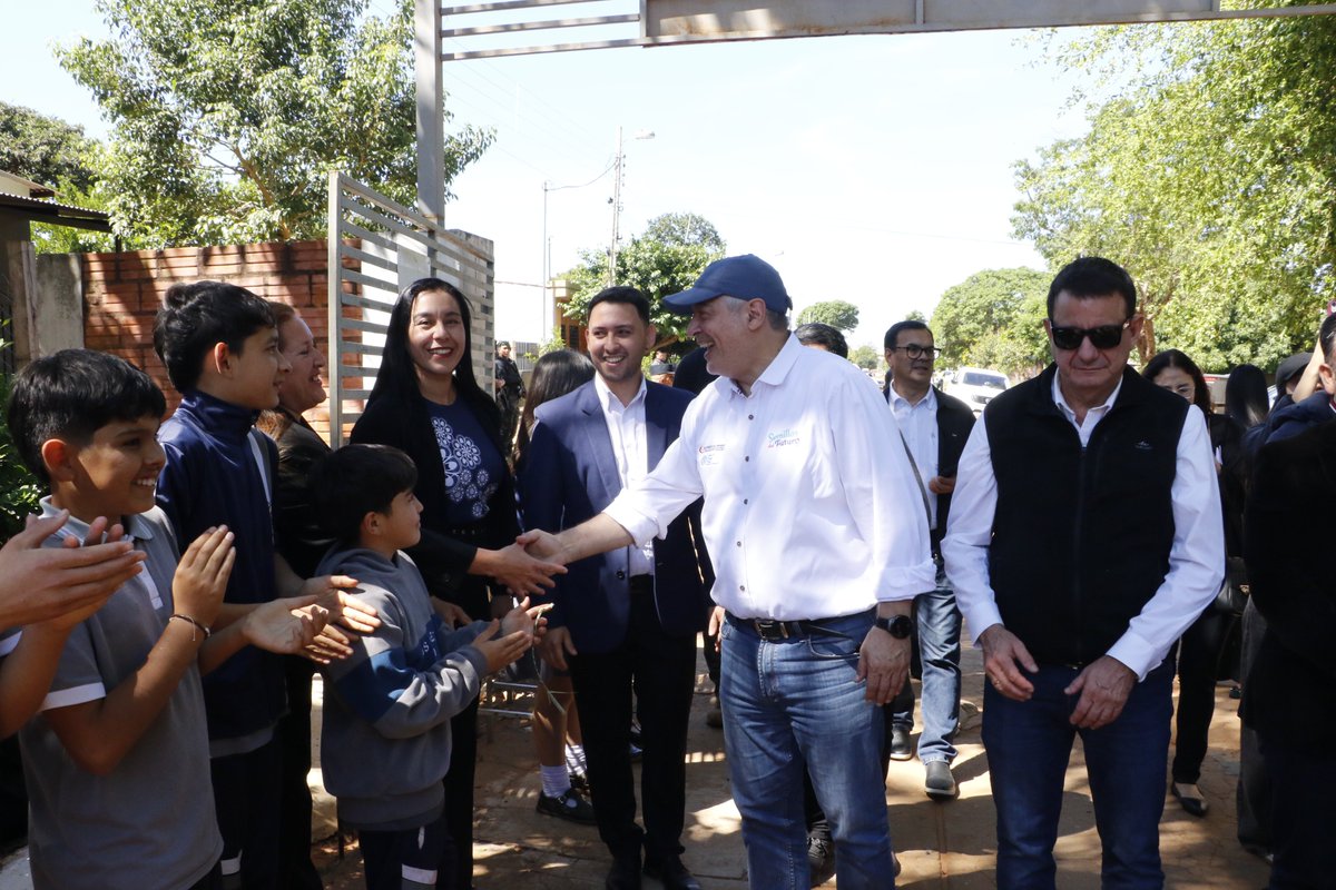 MECpy's tweet photo. Visitamos la comunidad educativa del Colegio Virgen del Carmen, de Coronel Oviedo.

Oficializamos la entrega de la resolución de apertura del Bachillerato Técnico en Ciencias Ambientales. https://t.co/sb80EyH1fF