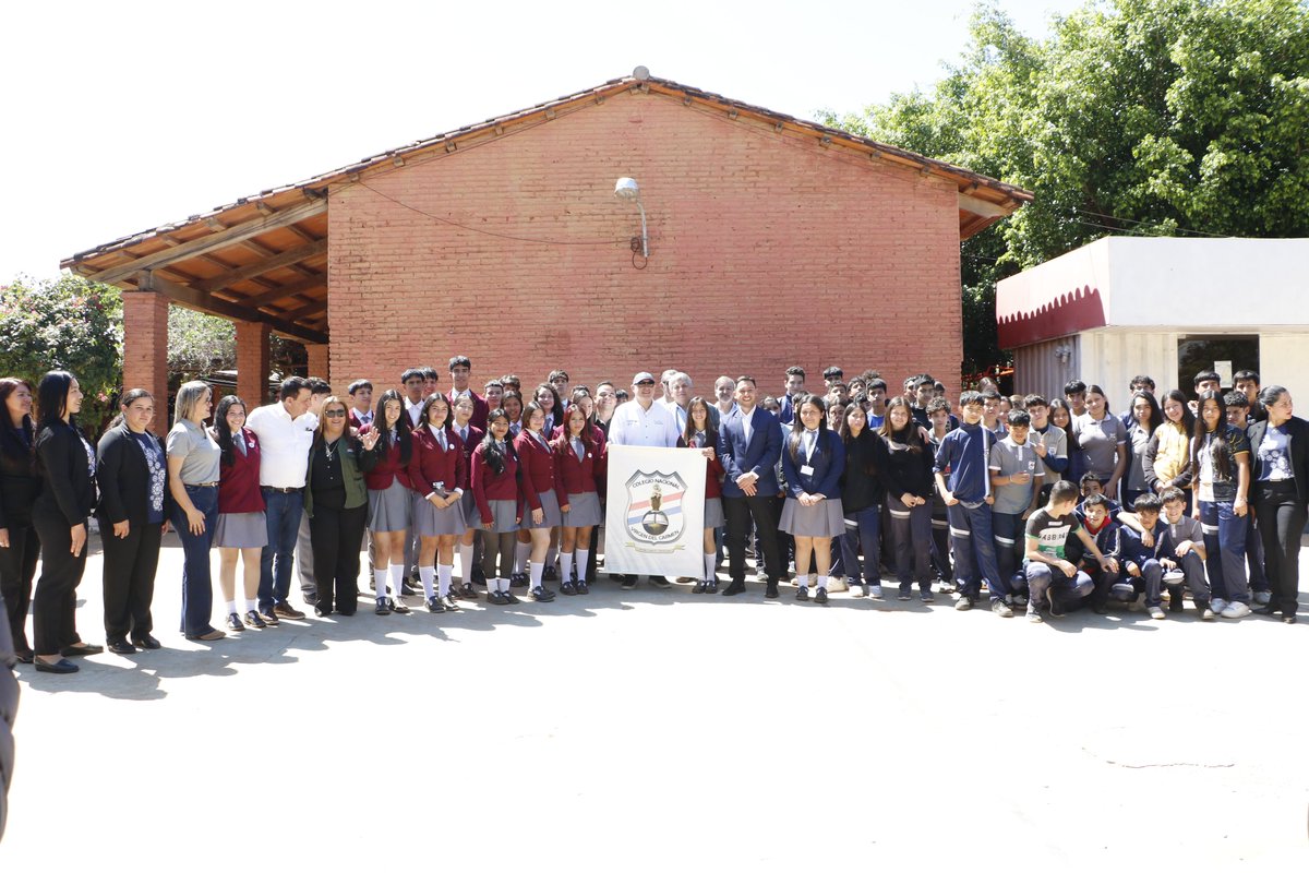 MECpy's tweet photo. Visitamos la comunidad educativa del Colegio Virgen del Carmen, de Coronel Oviedo.

Oficializamos la entrega de la resolución de apertura del Bachillerato Técnico en Ciencias Ambientales. https://t.co/sb80EyH1fF